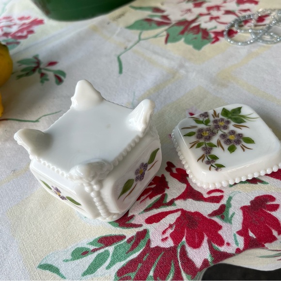 Vintage milk glass jewelry box. - Picture 7 of 9